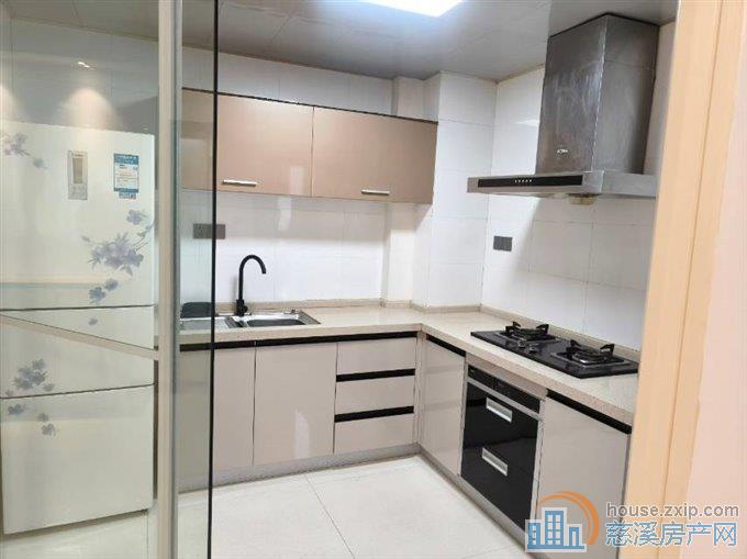 和润公寓70平一室一厅一卫一厨精装