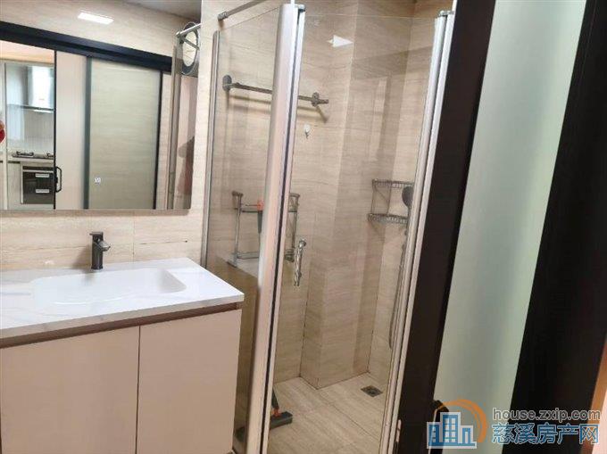 和润公寓70平一室一厅一卫一厨精装