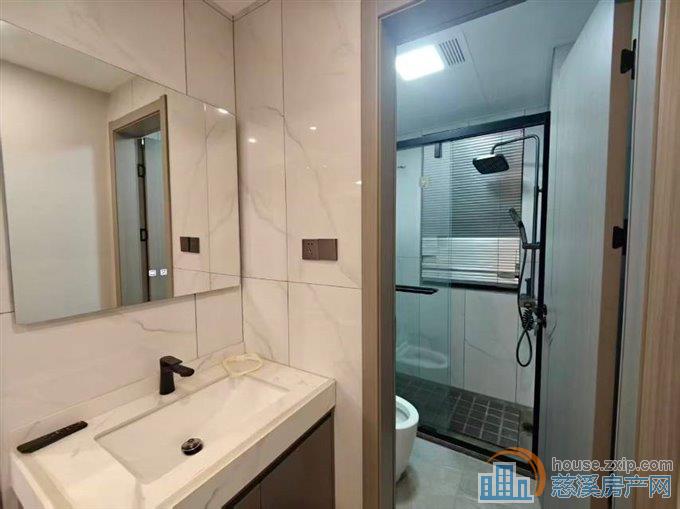 珑玥府3室精装带车位一个4200元