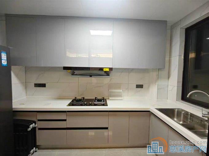 珑玥府3室精装带车位一个4200元