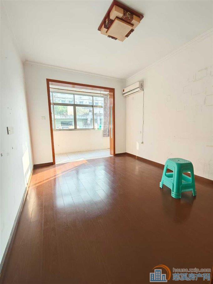 金山新村东区2楼2室带架空层直接钥匙在