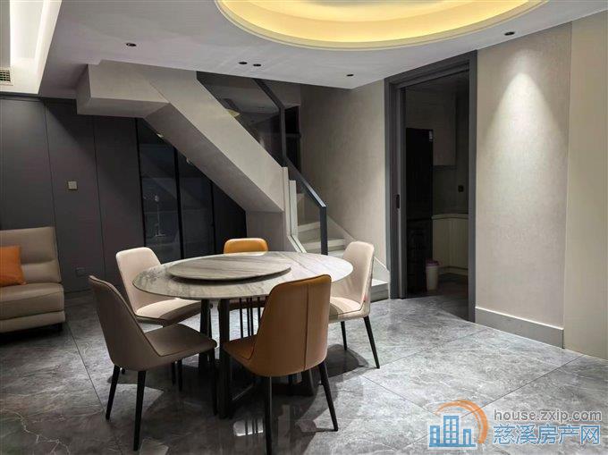 珑玥府上叠带星空露台精装送车位328万