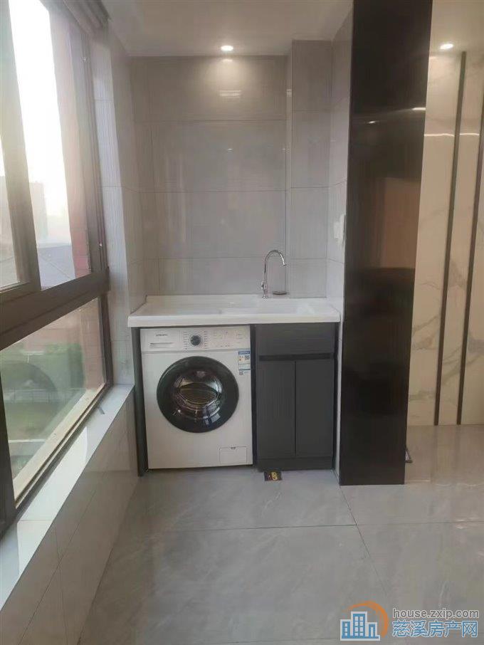 紫荆府精装三室一卫3900元包物业