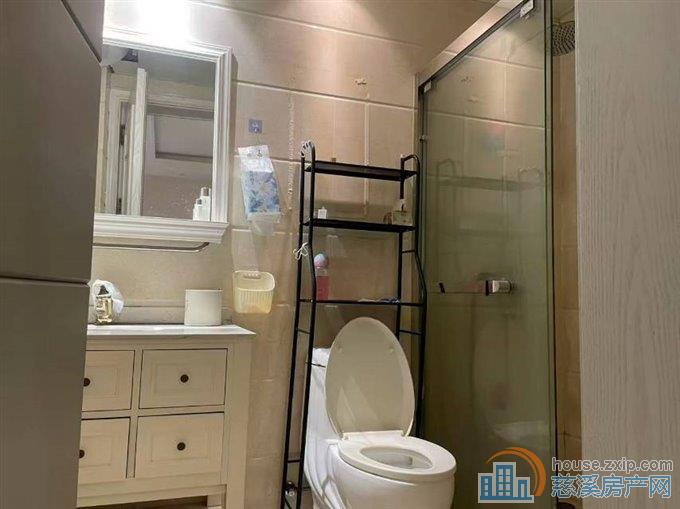 双和家苑二室包物业2800元自住精装