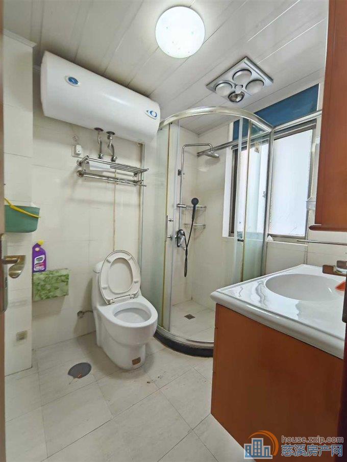 金山新村东区2楼2室带架空层直接钥匙在