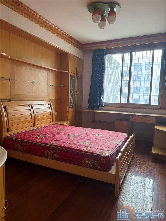 新城中心2楼150平+车库精装2200元