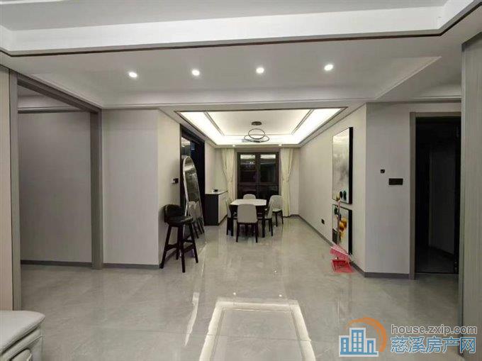 珑玥府3室精装带车位一个4200元