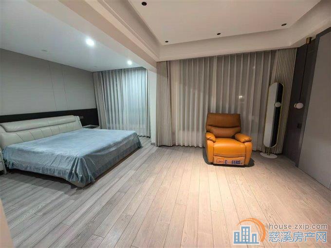 珑玥府上叠带星空露台精装送车位328万