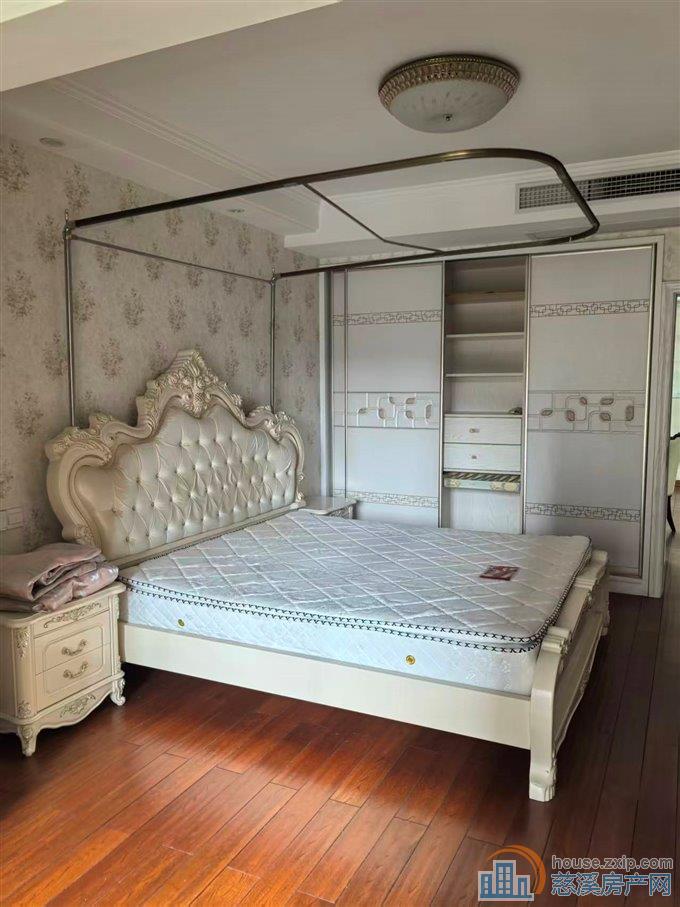 白金湾电梯房136平精装自住三室130万