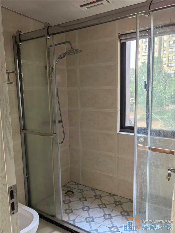 白金湾电梯房136平精装自住三室130万