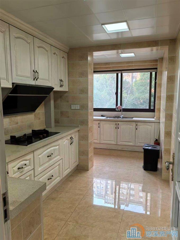 白金湾电梯房136平精装自住三室130万