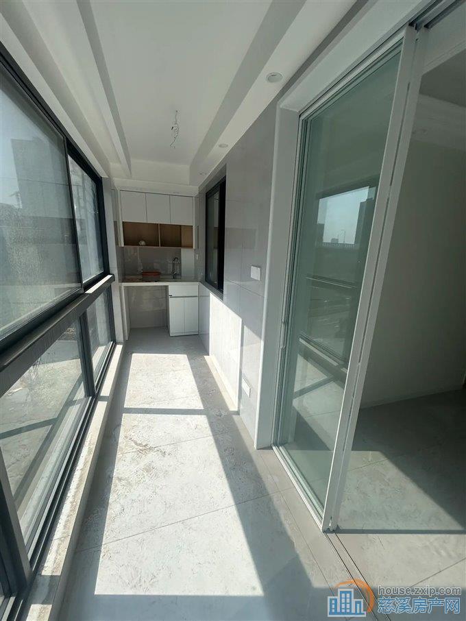 上东辰府 精装没住过 带车位 中间楼层