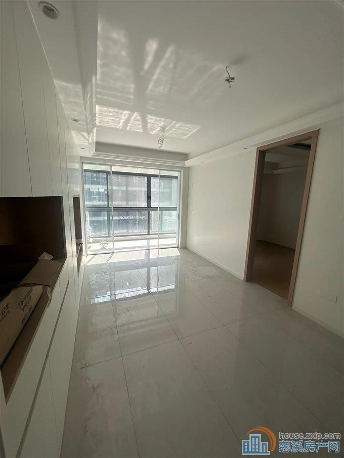 上东辰府 精装没住过 带车位 中间楼层