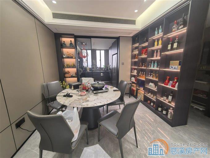 鸣北小区 豪华装修 带车位 黄金楼层