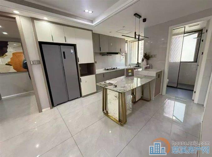 中海湖心半岛101平精装满两年180万