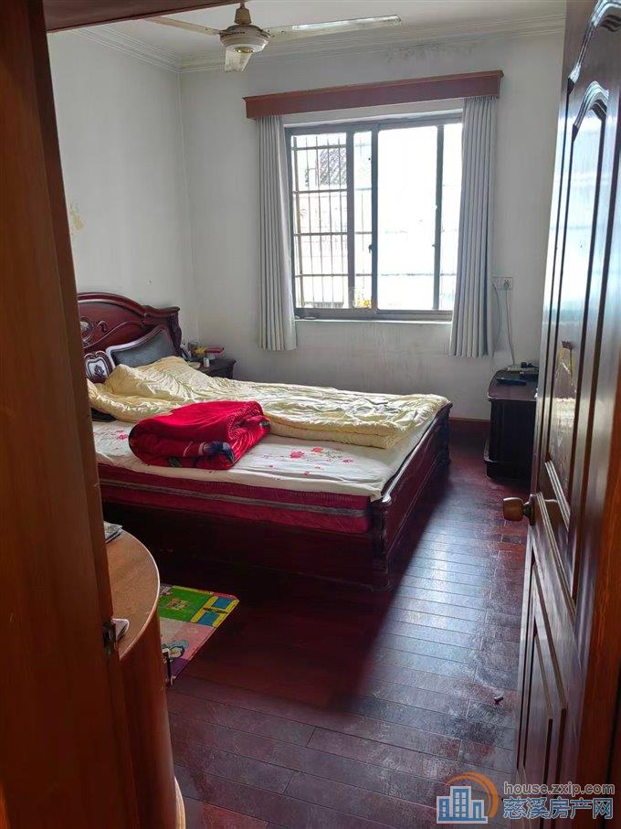 出售【城东新村】位置好5楼装修干净自己住的房子,69平方带架空层20平方,XQ无占用,售价98万,直