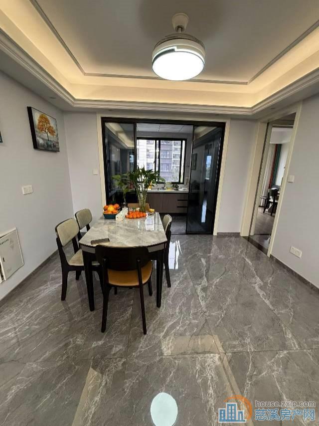 珑玥府精装112平三室两厅两卫满两年