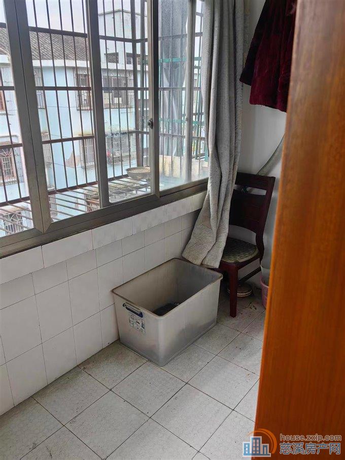 出售【城东新村】位置好5楼装修干净自己住的房子,69平方带架空层20平方,XQ无占用,售价98万,直