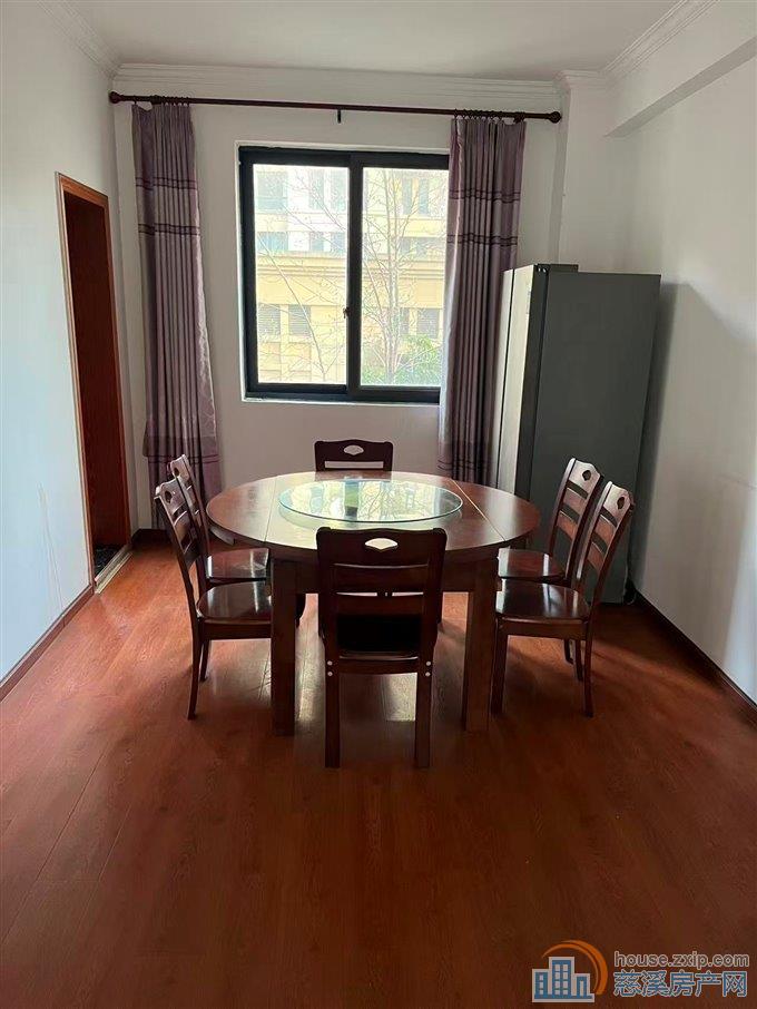 新潮塘南苑精装四室二卫3200元