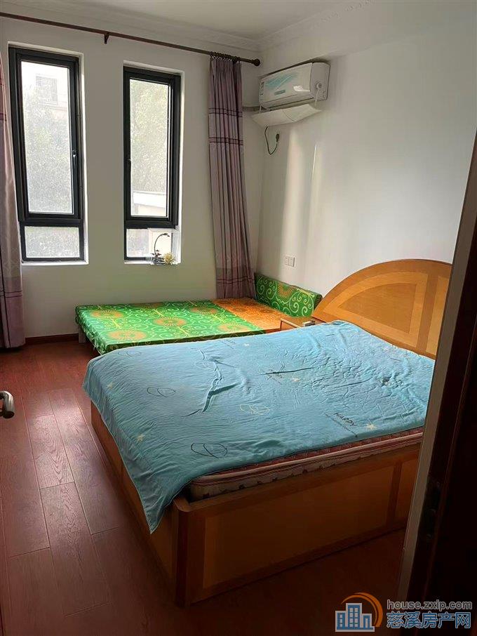 新潮塘南苑精装四室二卫3200元