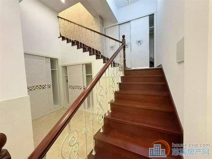 白金湾一复地下一层245平132.8万