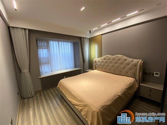 悦华府142平 精装70万送车位229万