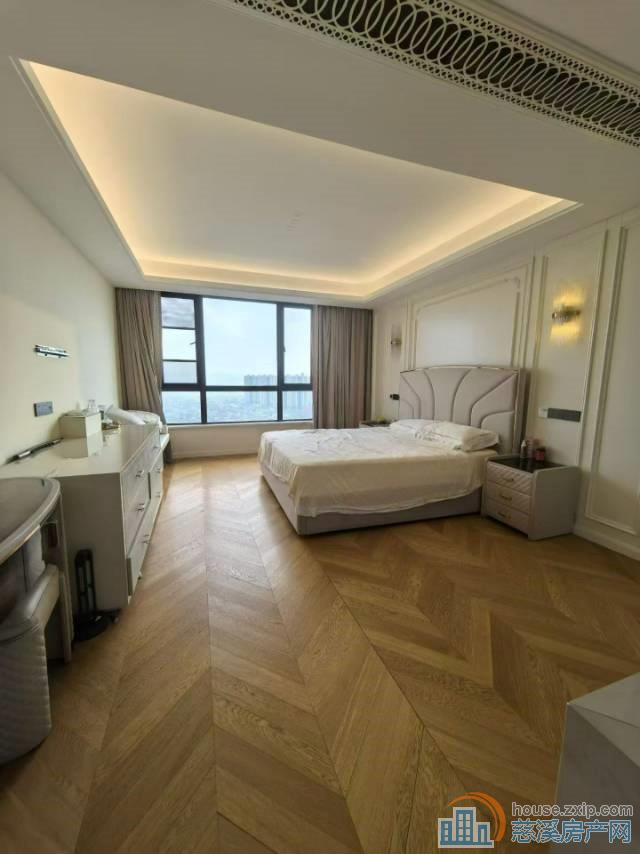 ​保利二期中高层220平精装带2个租车位