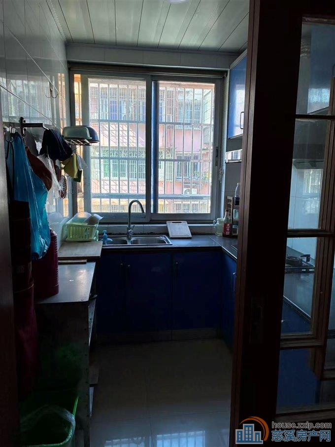 鸣山新村三楼精装二室一厅1800元