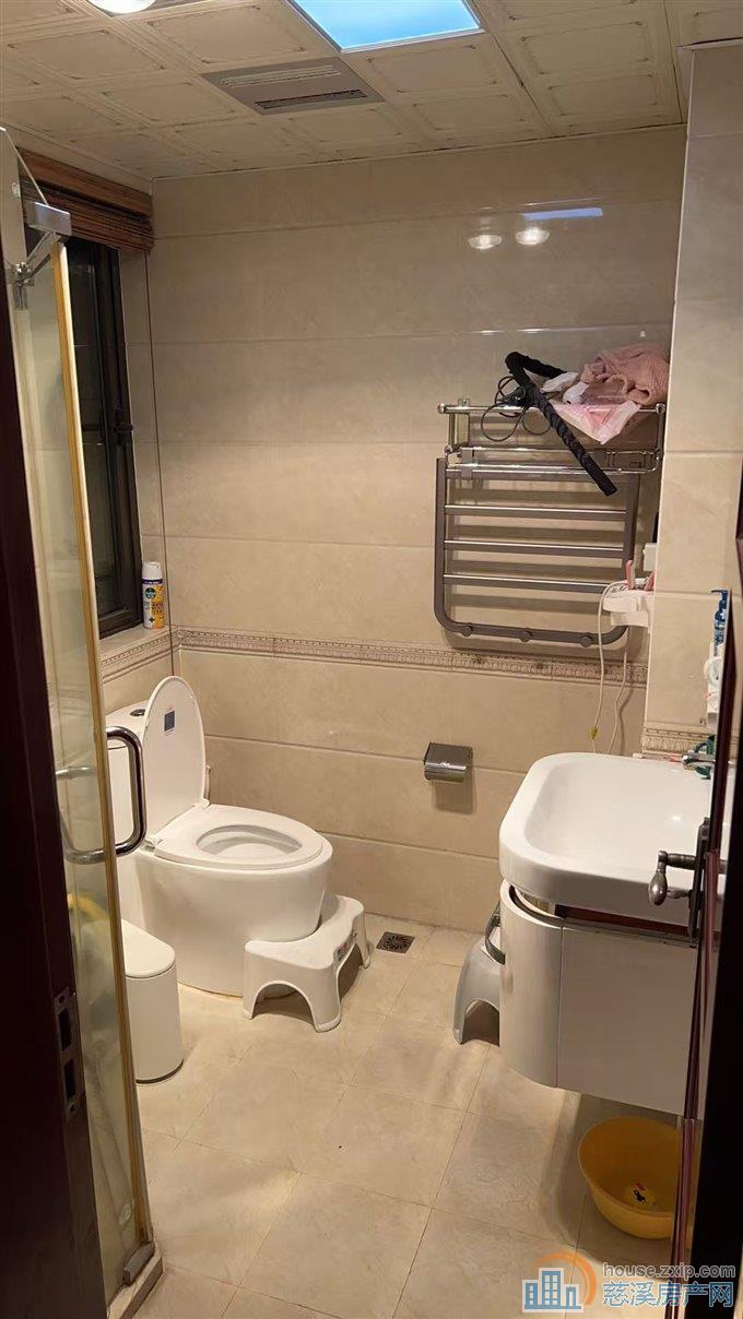 白金湾中层二室二卫3000元/月