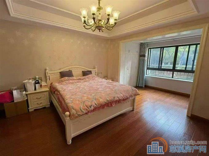 白金湾一复地下一层245平132.8万