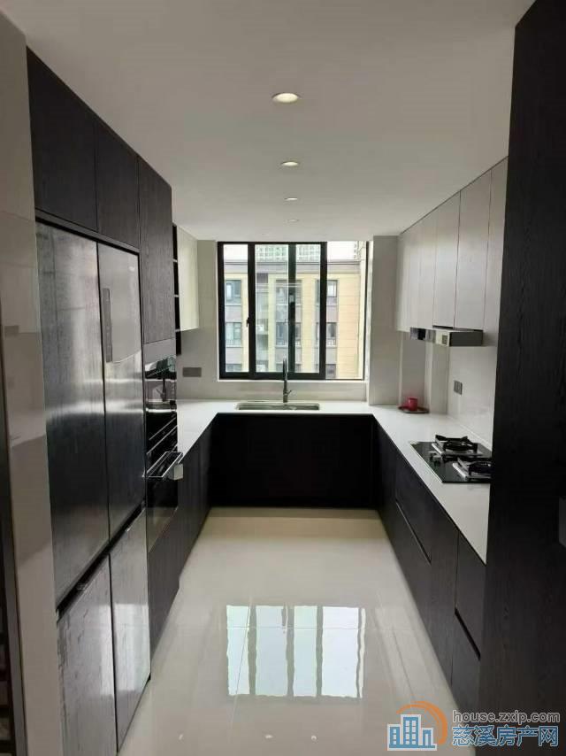 复地三期豪装167平方车位一间