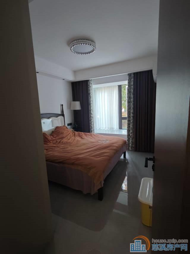 蔚蓝云图一楼70平精装2室87万未2年