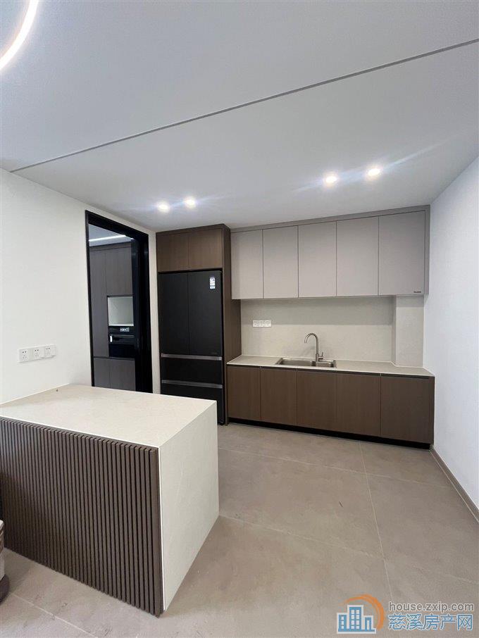 天誉华府205平全新装修带车位380万