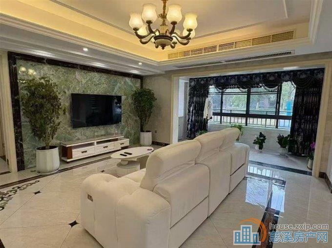 白金湾一复地下一层245平132.8万