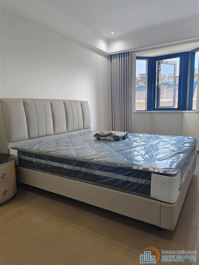 华泰苑 全新精装 未住过 133平带车库