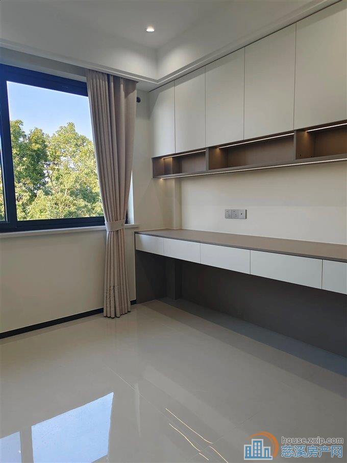 华泰苑 全新精装 未住过 133平带车库