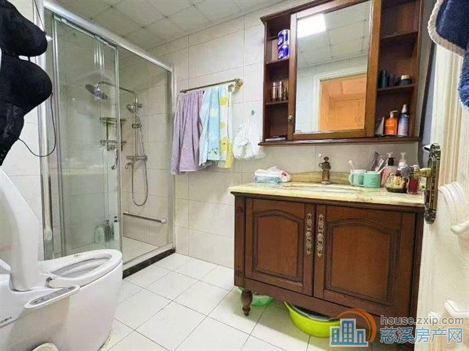 白金湾一复地下一层245平132.8万