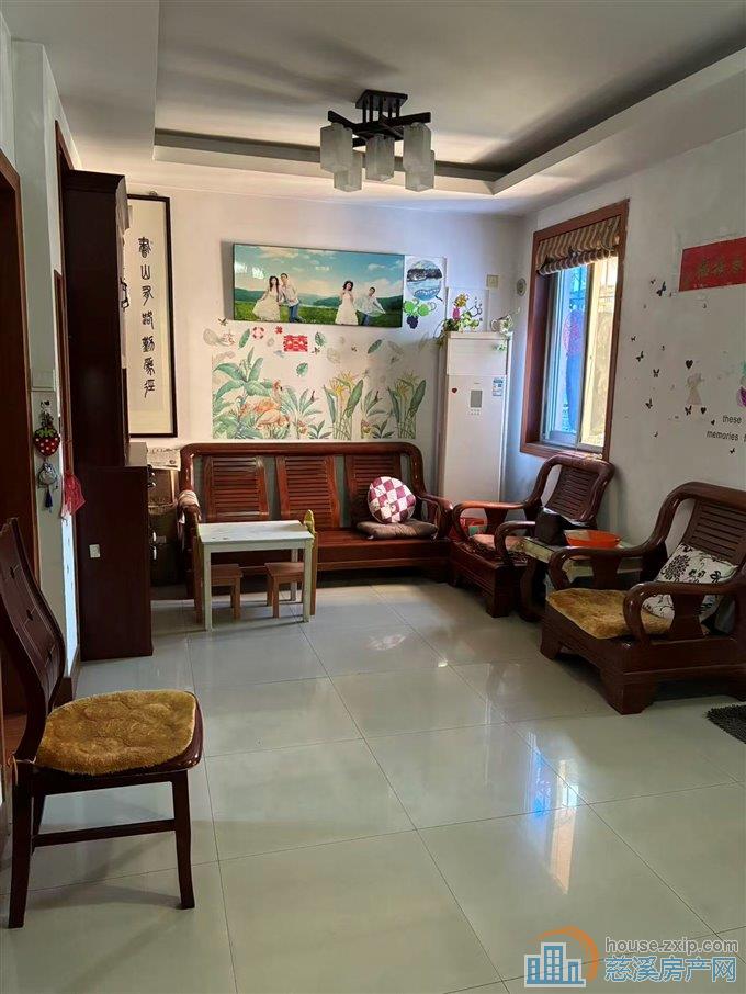 鸣山新村三楼精装二室一厅1800元