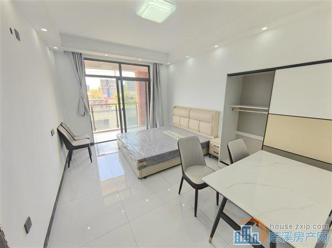 双和家苑一室一厅精装2000元/月