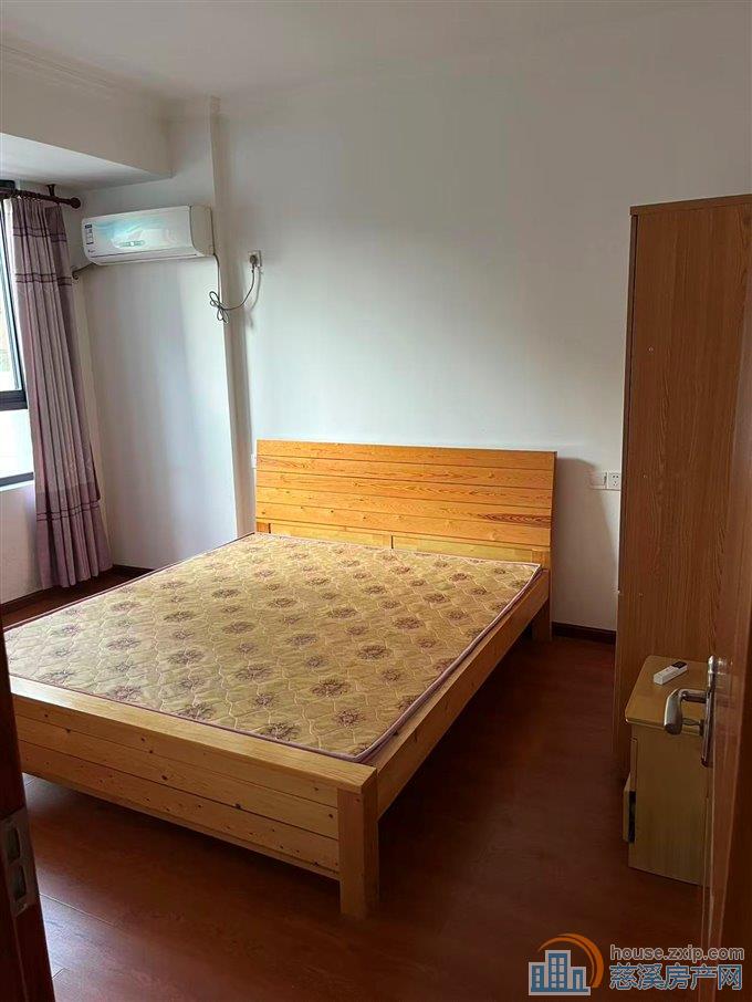 新潮塘南苑精装四室二卫3200元