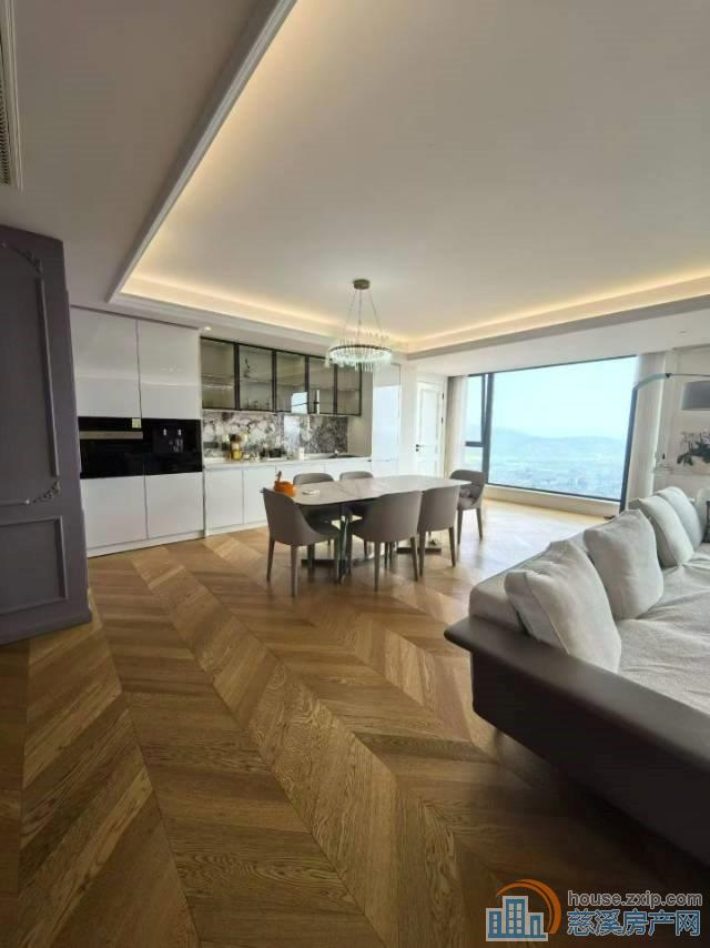 ​保利二期中高层220平精装带2个租车位