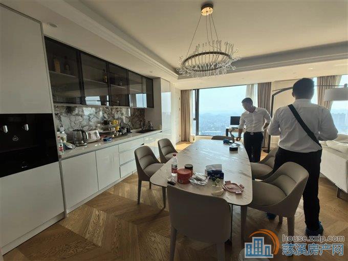 出售保利天悦湾花苑220平豪装