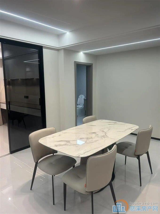 华泰苑 全新精装 未住过 133平带车库