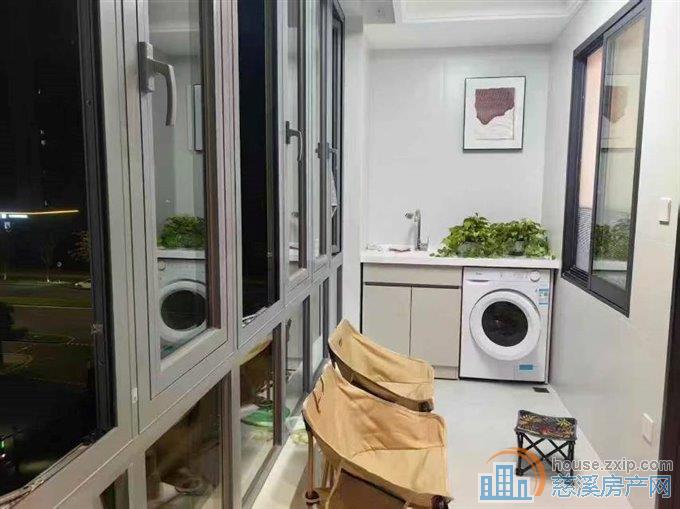 云逸里3室2厅1书房6900包物业