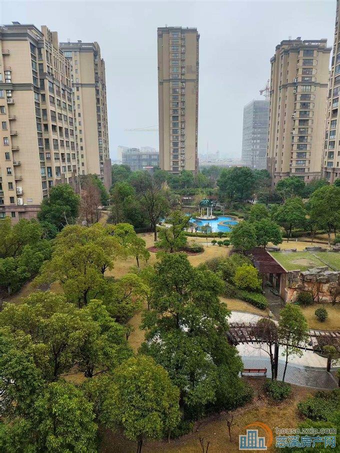 白金湾中间楼层三室二卫136平  