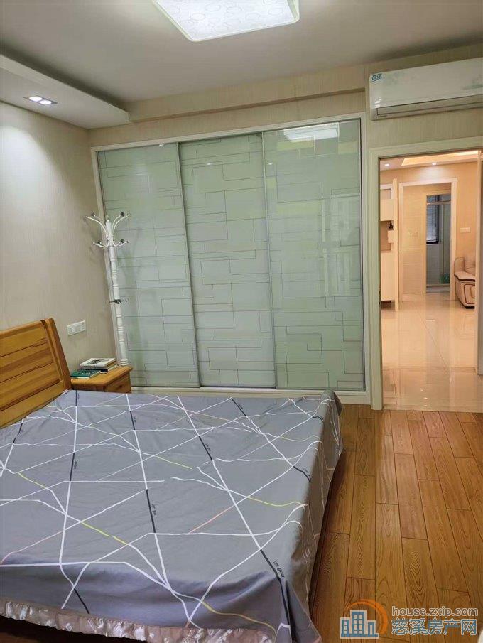 白金湾中间楼层三室二卫136平  