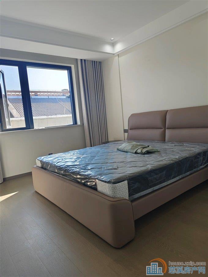 华泰苑 全新精装 未住过 133平带车库