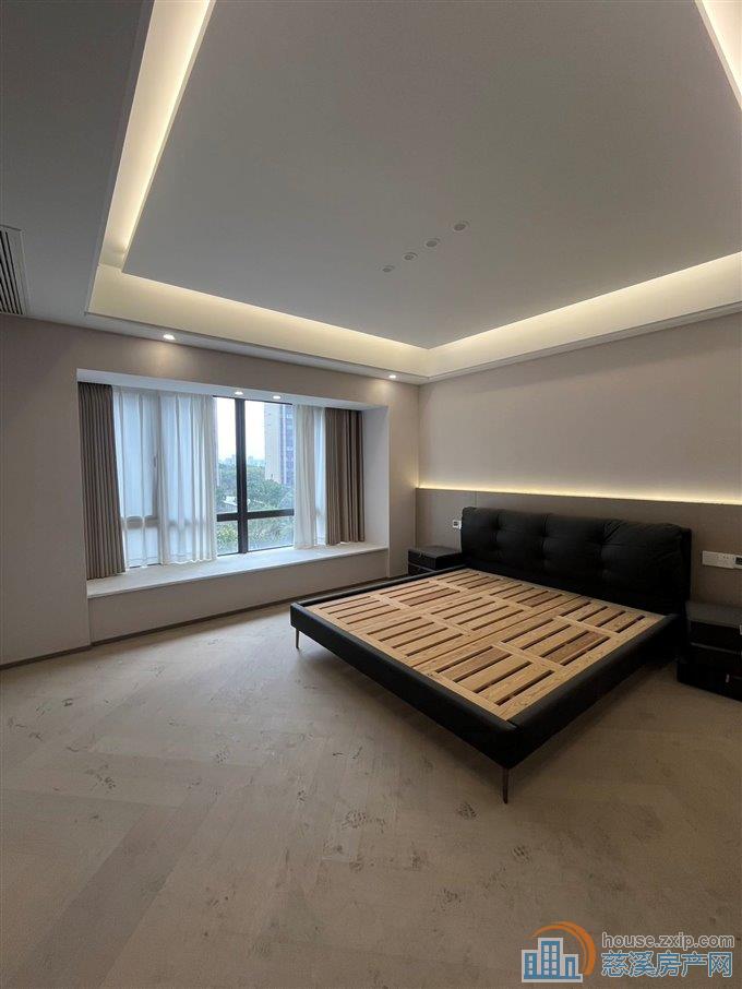 天誉华府205平全新装修带车位380万