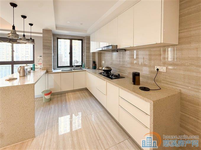 白金湾144平138万自住精装修