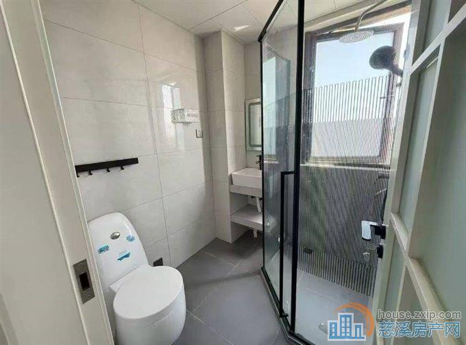 中海湖心半岛101平精装满两年180万